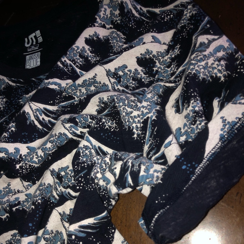 Uniqlo Hokusai Blue Ocean Waves Tshirt